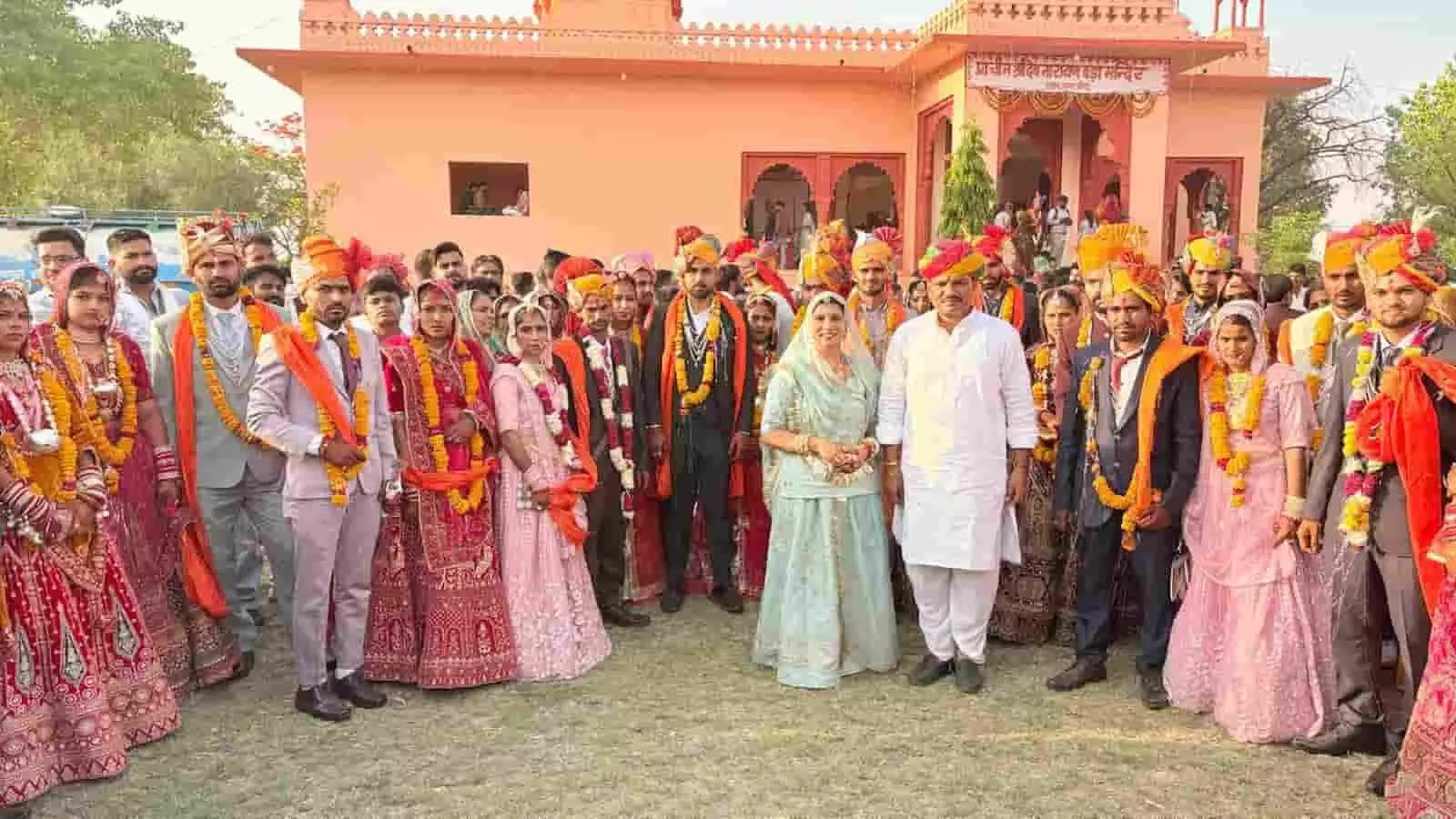 कोटा के श्री देवनारायण मंदिर में सामूहिक विवाह के दौरान पारंपरिक वेशभूषा में सजे दूल्हा-दुल्हन और आयोजन समिति के सदस्य।