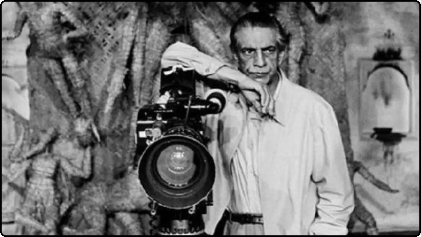 फिल्म कैमरे के पीछे खड़े निर्देशक सत्यजीत रे फिल्म सेट पर कार्य के संदर्भ में दिख रहे हैं।