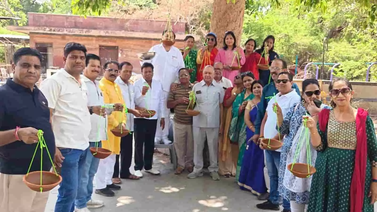 कोटा के गोपाल निवास बाग में पक्षियों के लिए परिंडे बांधते हुए अग्रवाल सेवा समिति के सदस्य।