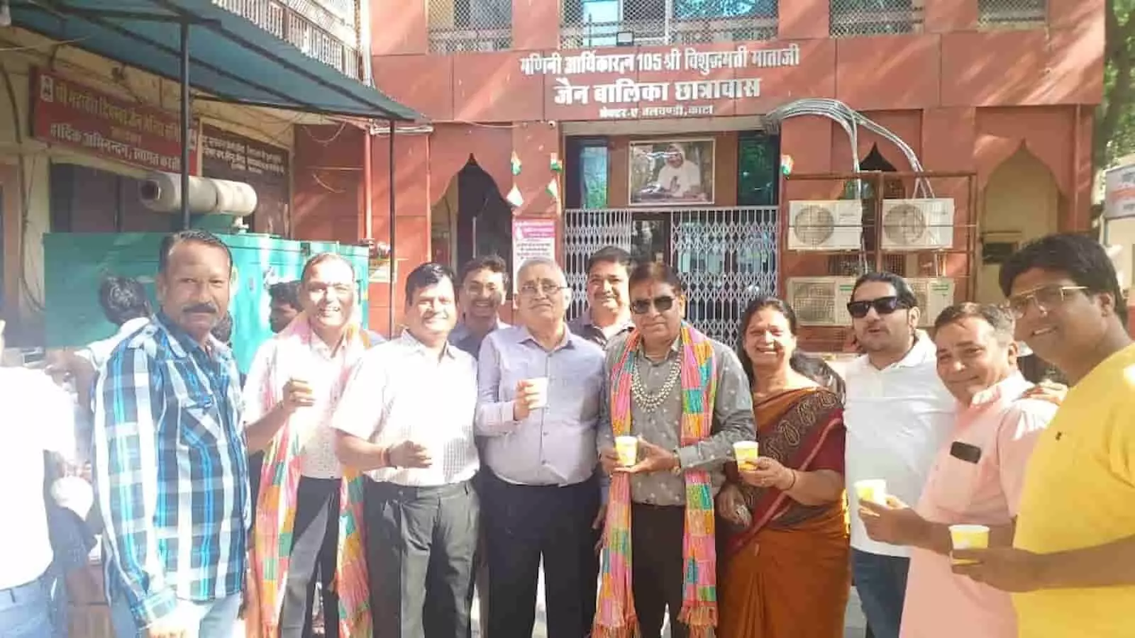कोटा के तलवंडी में अक्षय तृतीया पर गन्ने का रस पीते हुए जैन मंदिर समिति के सदस्य और पदाधिकारी। कोटा के तलवंडी में अक्षय तृतीया पर गन्ने का रस पीते हुए जैन मंदिर समिति के सदस्य और पदाधिकारी।
