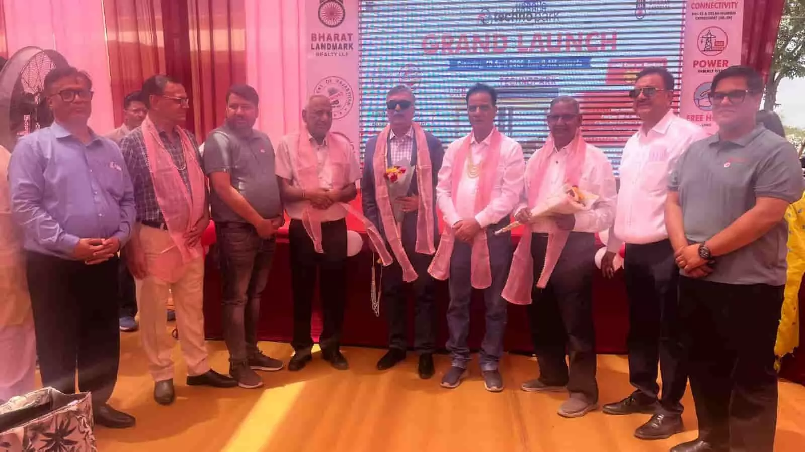कोटा में अर्बना टेक्नोपार्क के उद्घाटन समारोह के दौरान मंच पर खड़े अतिथि और गणमान्य व्यक्ति। कोटा में अर्बना टेक्नोपार्क के उद्घाटन समारोह के दौरान मंच पर खड़े अतिथि और गणमान्य व्यक्ति।