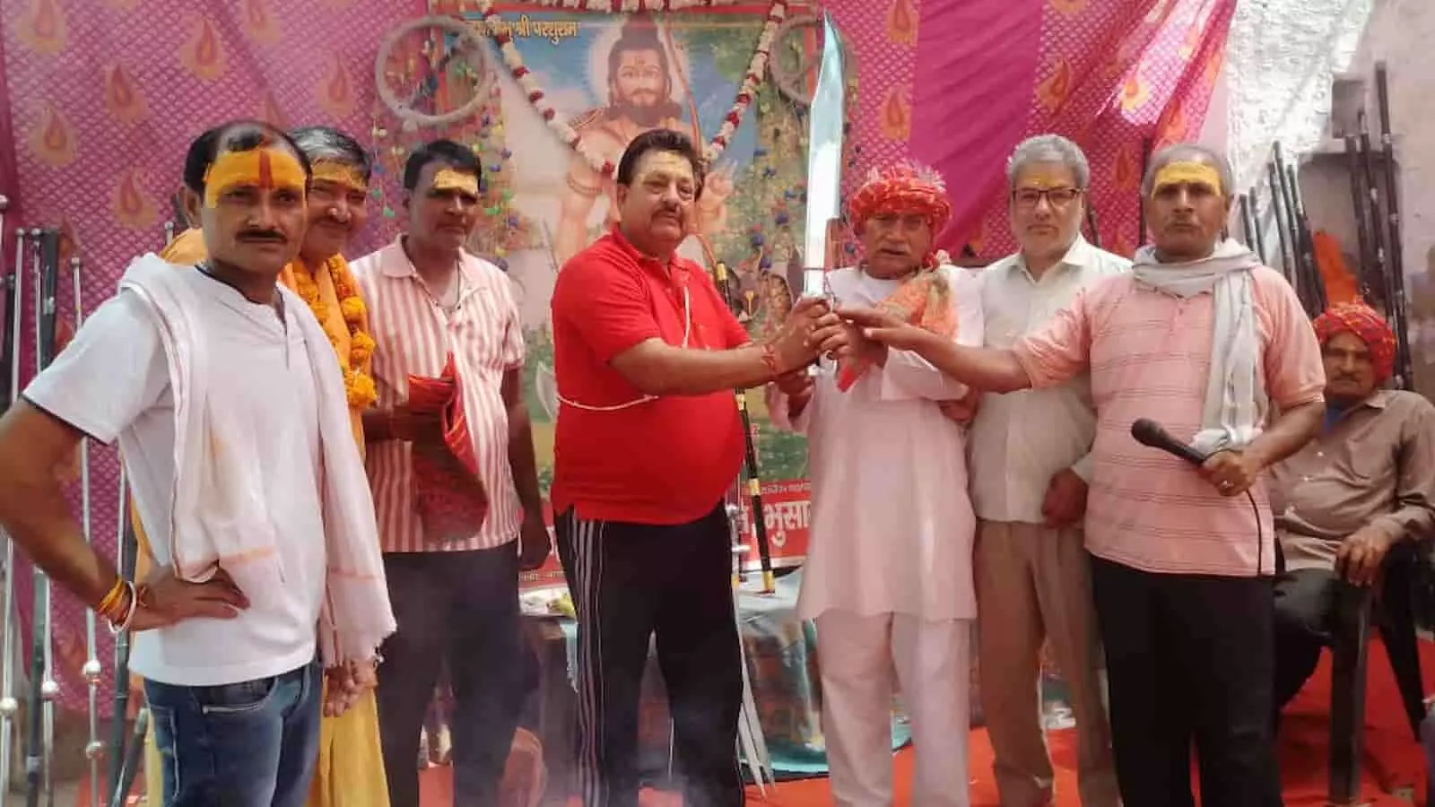 भुसावर में भगवान परशुराम जयंती पर शस्त्र पूजन करते विप्र समाज के लोग। भुसावर में भगवान परशुराम जयंती पर शस्त्र पूजन करते विप्र समाज के लोग।