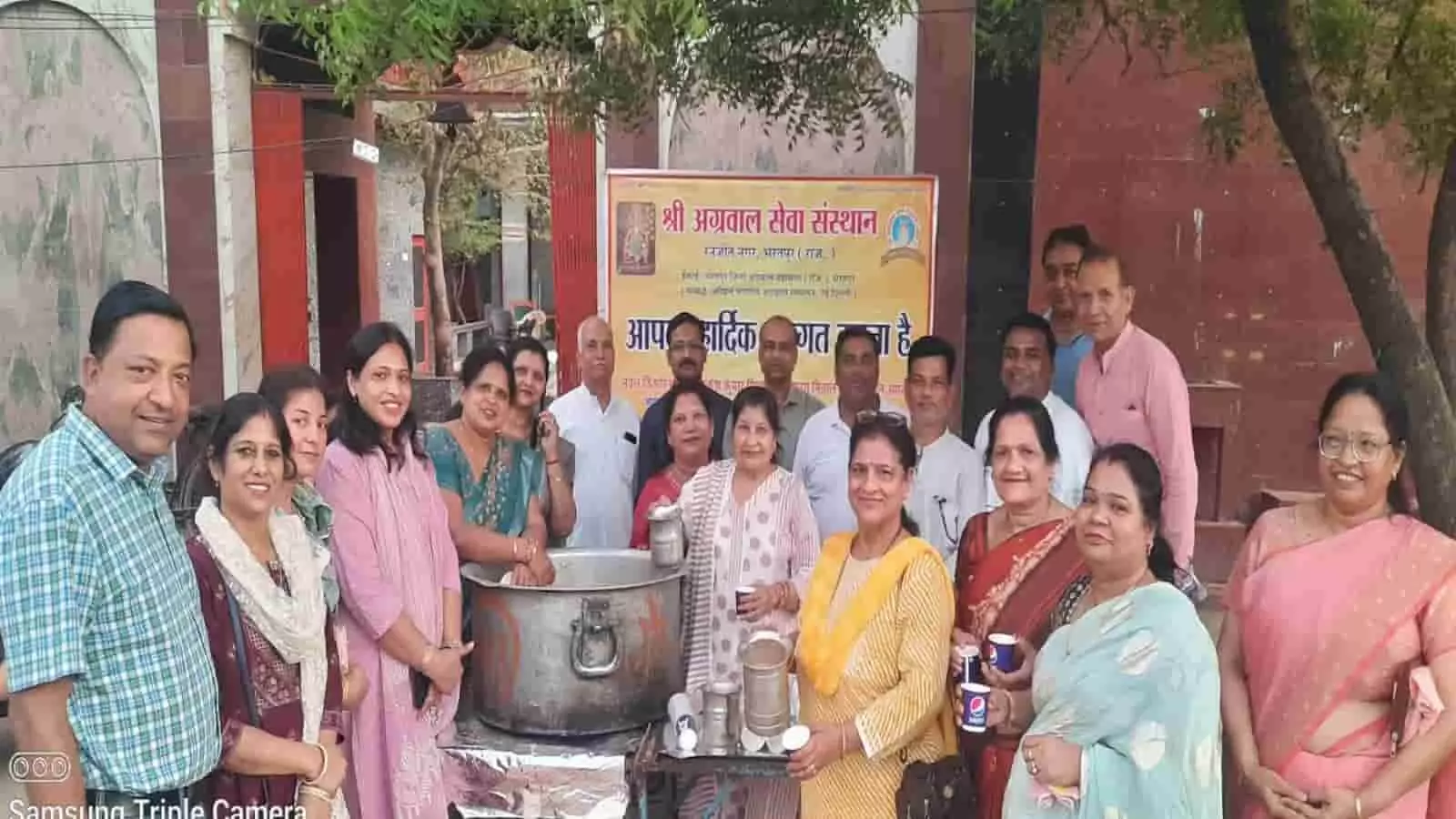 भरतपुर के देवी जी मंदिर में अक्षय तृतीया कार्यक्रम के दौरान समूह में खड़े अग्रवाल सेवा संस्थान के सदस्य। भरतपुर के देवी जी मंदिर में अक्षय तृतीया कार्यक्रम के दौरान समूह में खड़े अग्रवाल सेवा संस्थान के सदस्य।