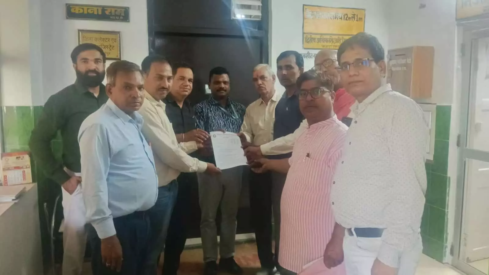 सवाई माधोपुर कलेक्ट्रेट में ज्ञापन सौंपते राजस्थान शिक्षक संघ के पदाधिकारी और अन्य शिक्षक सदस्य। सवाई माधोपुर कलेक्ट्रेट में ज्ञापन सौंपते राजस्थान शिक्षक संघ के पदाधिकारी और अन्य शिक्षक सदस्य।