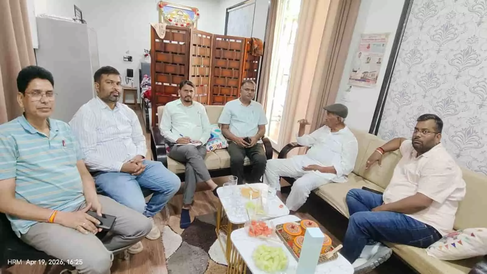 सवाई माधोपुर में प्रतिभा सम्मान समारोह की तैयारी बैठक में सोफे पर बैठे शिक्षा विभाग के अधिकारी और अन्य सदस्य।