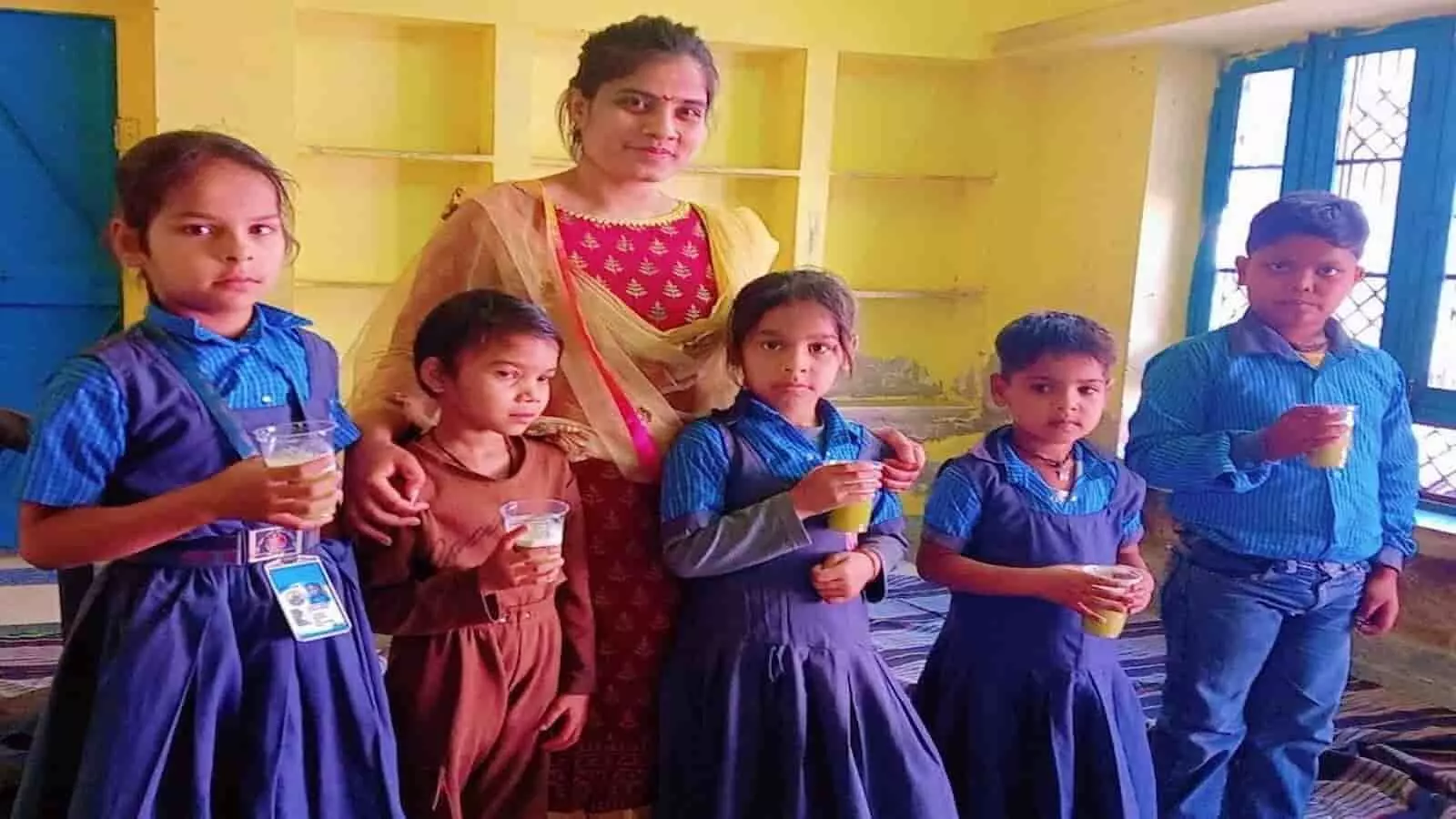 बामनवास के स्कूल में शिक्षिका के साथ गन्ने का रस पीते हुए स्कूली बच्चे।