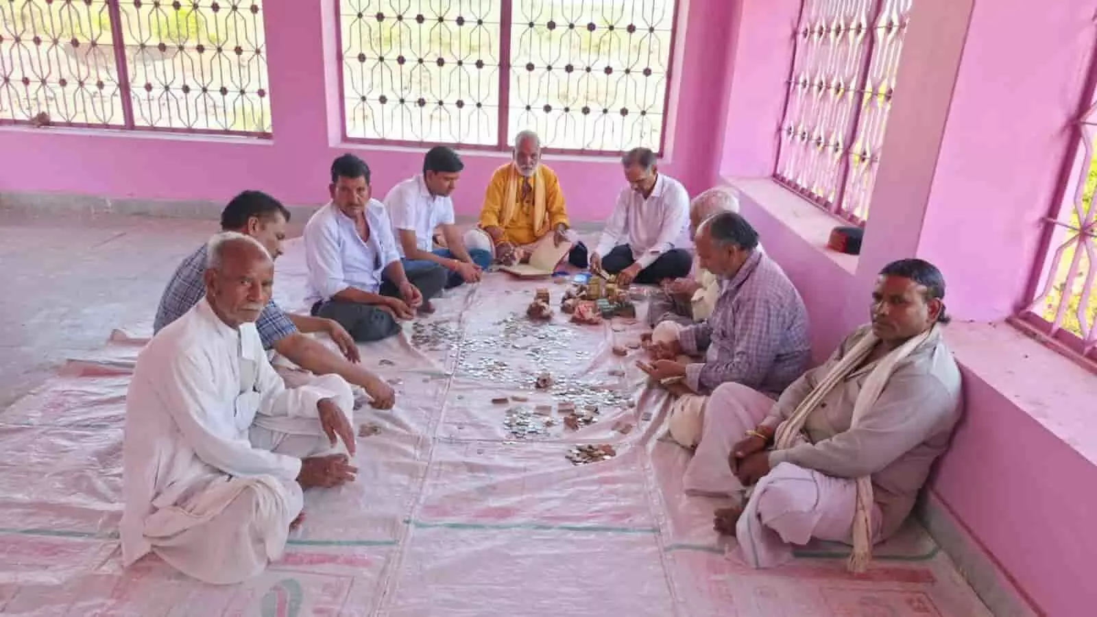 भंवर माता मंदिर परिसर में फर्श पर बैठकर दानपात्र के सिक्कों और नोटों की गणना करते हुए ट्रस्ट के सदस्य। भंवर माता मंदिर परिसर में फर्श पर बैठकर दानपात्र के सिक्कों और नोटों की गणना करते हुए ट्रस्ट के सदस्य।