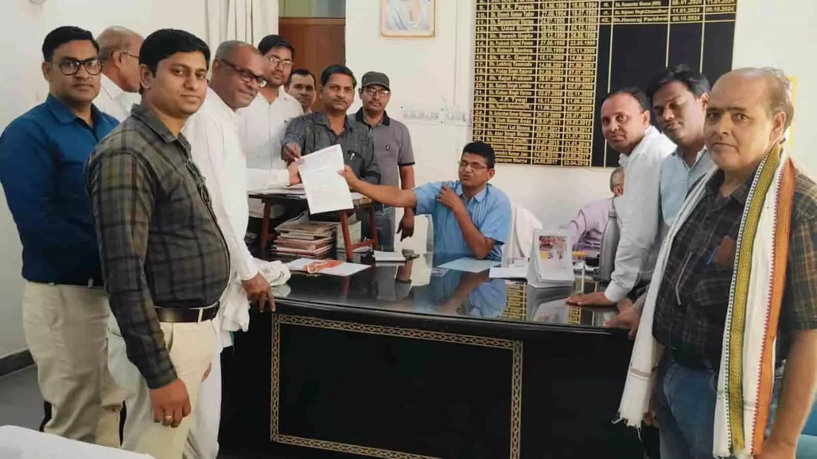 करौली कलेक्ट्रेट में जिला कलेक्टर को ज्ञापन देते शिक्षक संघ सियाराम के सदस्य और पदाधिकारी। करौली कलेक्ट्रेट में जिला कलेक्टर को ज्ञापन देते शिक्षक संघ सियाराम के सदस्य और पदाधिकारी।