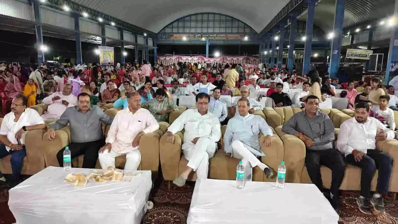 निम्बाहेड़ा में जैन समाज के वर्षीतप पारणा महोत्सव के दौरान मंच पर आराधकों का सम्मान करते अतिथि। निम्बाहेड़ा में जैन समाज के वर्षीतप पारणा महोत्सव के दौरान मंच पर आराधकों का सम्मान करते अतिथि।