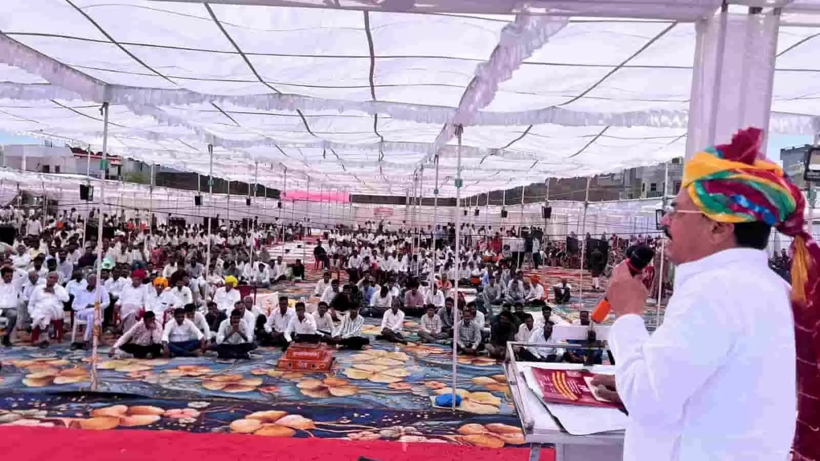 नीमच रोड प्रतापगढ़ में आंजना समाज सामूहिक विवाह और छात्रावास लोकार्पण समारोह में मंचासीन अतिथि और उपस्थित जनसमूह। नीमच रोड प्रतापगढ़ में आंजना समाज सामूहिक विवाह और छात्रावास लोकार्पण समारोह में मंचासीन अतिथि और उपस्थित जनसमूह।