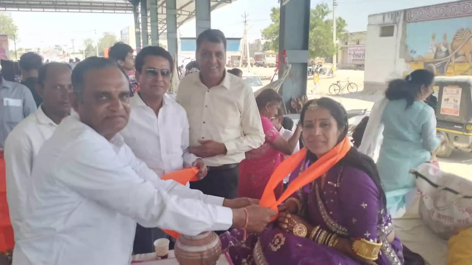 निंबाहेड़ा कृषि उपज मंडी में आयोजित धार्मिक समारोह के दौरान तपस्वियों का सम्मान करते अतिथि। निंबाहेड़ा कृषि उपज मंडी में आयोजित धार्मिक समारोह के दौरान तपस्वियों का सम्मान करते अतिथि।
