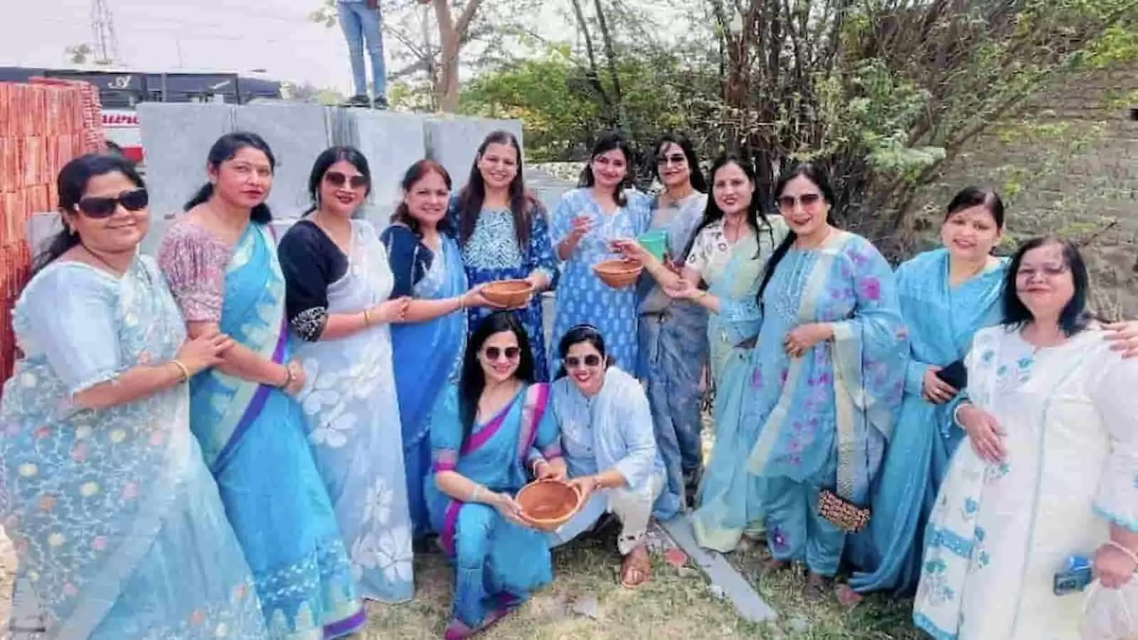 बारां में ग्रेटर एंस क्लब की महिला सदस्य राहगीरों को शीतल जल और शरबत पिलाते हुए। बारां में ग्रेटर एंस क्लब की महिला सदस्य राहगीरों को शीतल जल और शरबत पिलाते हुए।