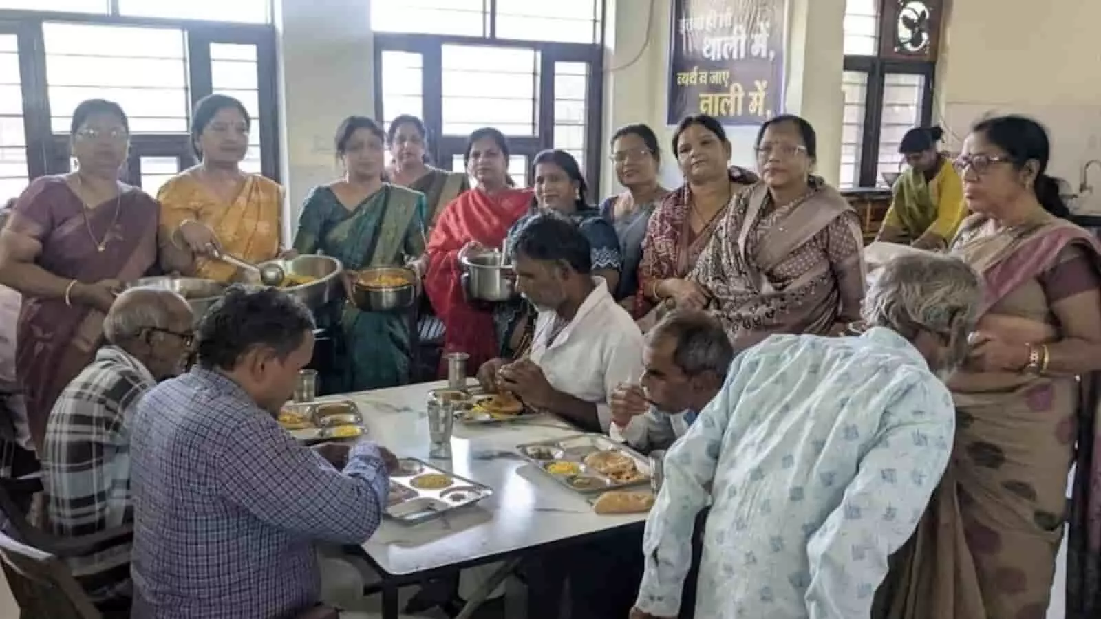 बारां के सार्वजनिक स्थल पर अग्रवाल महिला संगठन की सदस्याएं बुजुर्गों को भोजन और मिठाई वितरित करती हुईं। बारां के सार्वजनिक स्थल पर अग्रवाल महिला संगठन की सदस्याएं बुजुर्गों को भोजन और मिठाई वितरित करती हुईं।