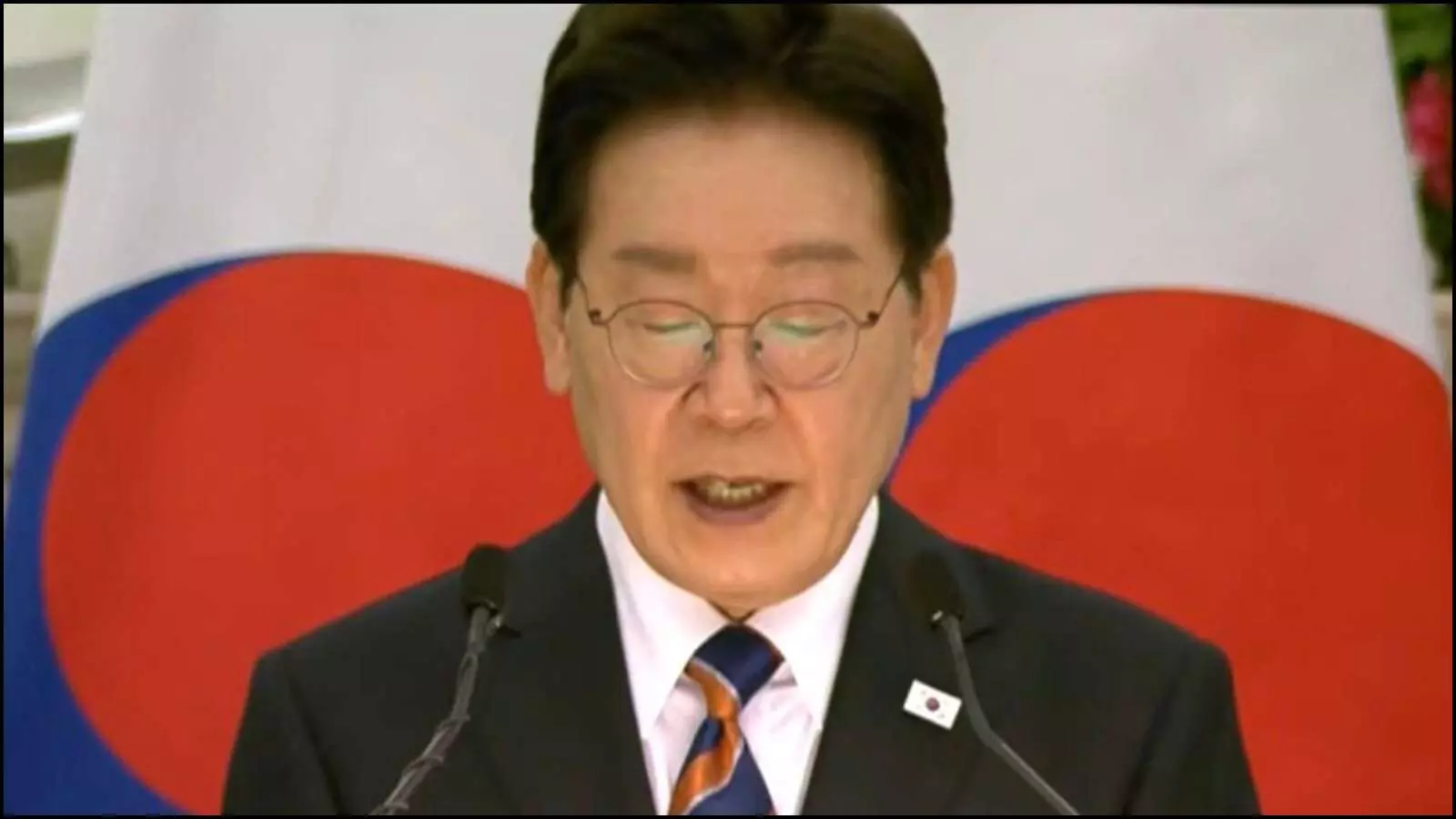 पोडियम पर भाषण देते दक्षिण कोरियाई राष्ट्रपति ली जे म्युंग भारत यात्रा के दौरान प्रेस वार्ता के संदर्भ में दिख रहे हैं।