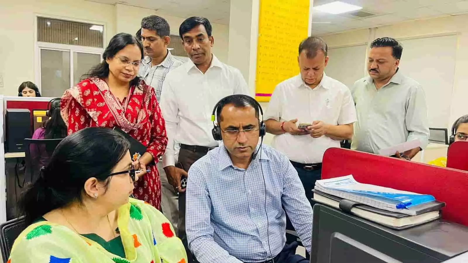 जयपुर के 181 हेल्पलाइन कंट्रोल रूम में हेडफोन लगाकर शिकायतकर्ताओं से बात करते शासन सचिव डॉ. जोगाराम। जयपुर के 181 हेल्पलाइन कंट्रोल रूम में हेडफोन लगाकर शिकायतकर्ताओं से बात करते शासन सचिव डॉ. जोगाराम।