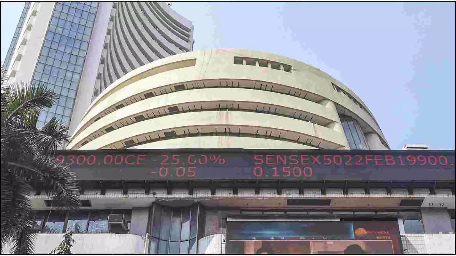 मुंबई स्थित बॉम्बे स्टॉक एक्सचेंज (BSE) की इमारत पर लगा डिजिटल टिकर बोर्ड सोमवार को बाजार के उतार-चढ़ाव भरे कारोबार को दर्शाता हुआ।