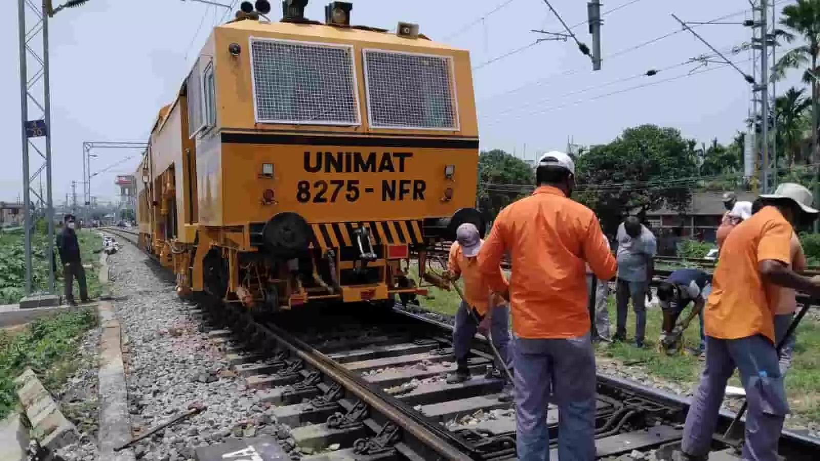 जयपुर रेलवे स्टेशन के प्लेटफॉर्म पर खड़ी उत्तर पश्चिम रेलवे की समर स्पेशल पैसेंजर ट्रेन। जयपुर रेलवे स्टेशन के प्लेटफॉर्म पर खड़ी उत्तर पश्चिम रेलवे की समर स्पेशल पैसेंजर ट्रेन।