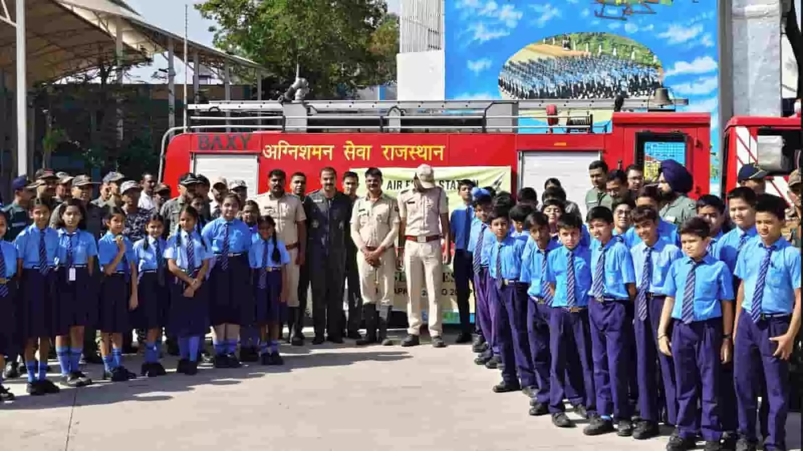 जयपुर में अग्नि सुरक्षा सप्ताह के दौरान सड़क पर कतारबद्ध खड़े अग्निशमन वाहन और उपस्थित अधिकारी एवं कर्मचारी। जयपुर में अग्नि सुरक्षा सप्ताह के दौरान सड़क पर कतारबद्ध खड़े अग्निशमन वाहन और उपस्थित अधिकारी एवं कर्मचारी।