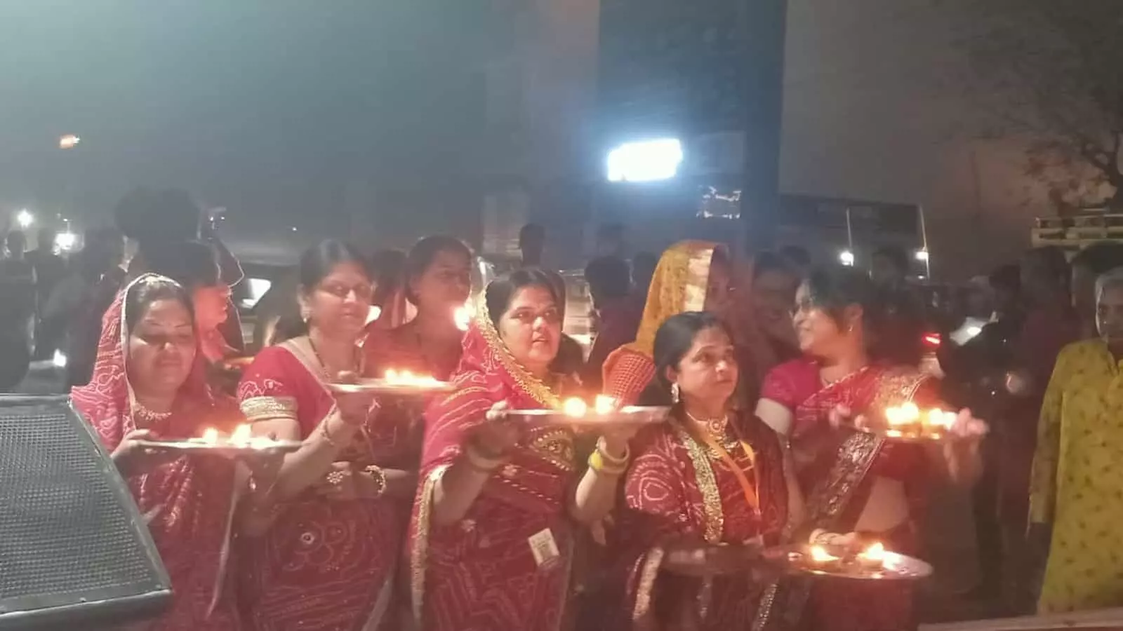 भीलवाड़ा के श्री निंबार्क आश्रम में आरती की थाली लिए पारंपरिक वेशभूषा में महिलाएं परशुराम जन्मोत्सव मना रही हैं। भीलवाड़ा के श्री निंबार्क आश्रम में आरती की थाली लिए पारंपरिक वेशभूषा में महिलाएं परशुराम जन्मोत्सव मना रही हैं।