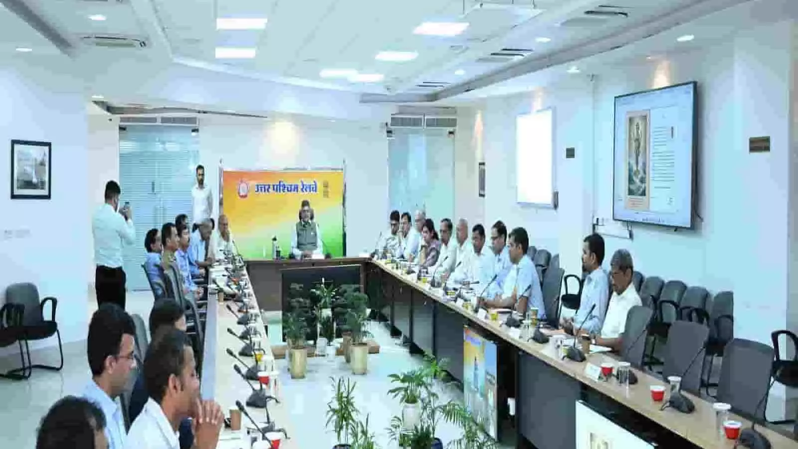 उत्तर पश्चिम रेलवे प्रधान कार्यालय जयपुर में महाप्रबंधक अमिताभ वरिष्ठ अधिकारियों के साथ रेल स्वास्थ्य सार ई-पत्रिका का विमोचन कर रहे हैं।