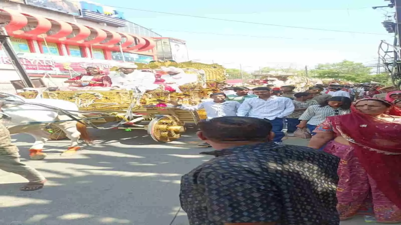 भीलवाड़ा में सामूहिक विवाह समारोह के दौरान रथ पर सवार दूल्हा और दुल्हन की शोभायात्रा का दृश्य।