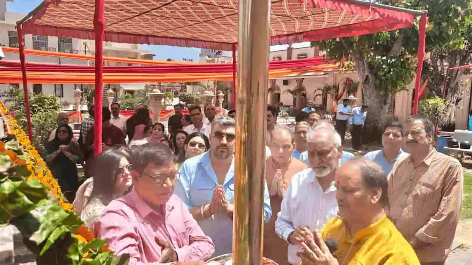 जयपुर के आदर्श नगर श्रीराम मंदिर में स्थापित किया गया 26 फीट ऊंचा पीतल का ध्वजदंड और लहराती धार्मिक ध्वजा।