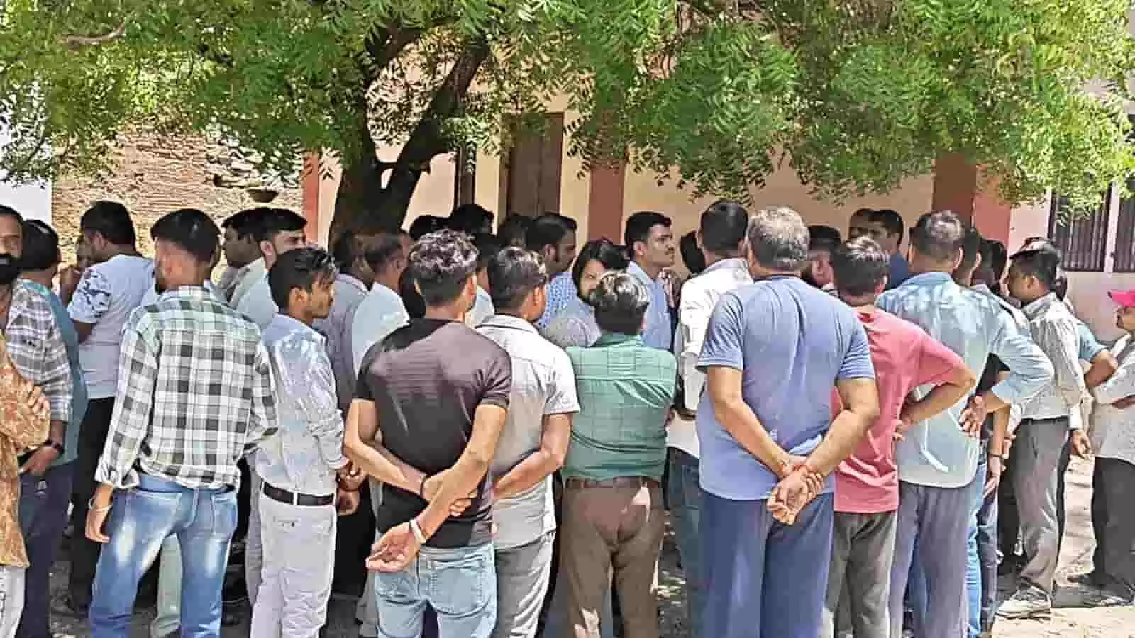 भीलवाड़ा के अस्पताल के बाहर फैक्ट्री मैनेजर की मौत पर विरोध प्रदर्शन करते ग्रामीण और परिजन।