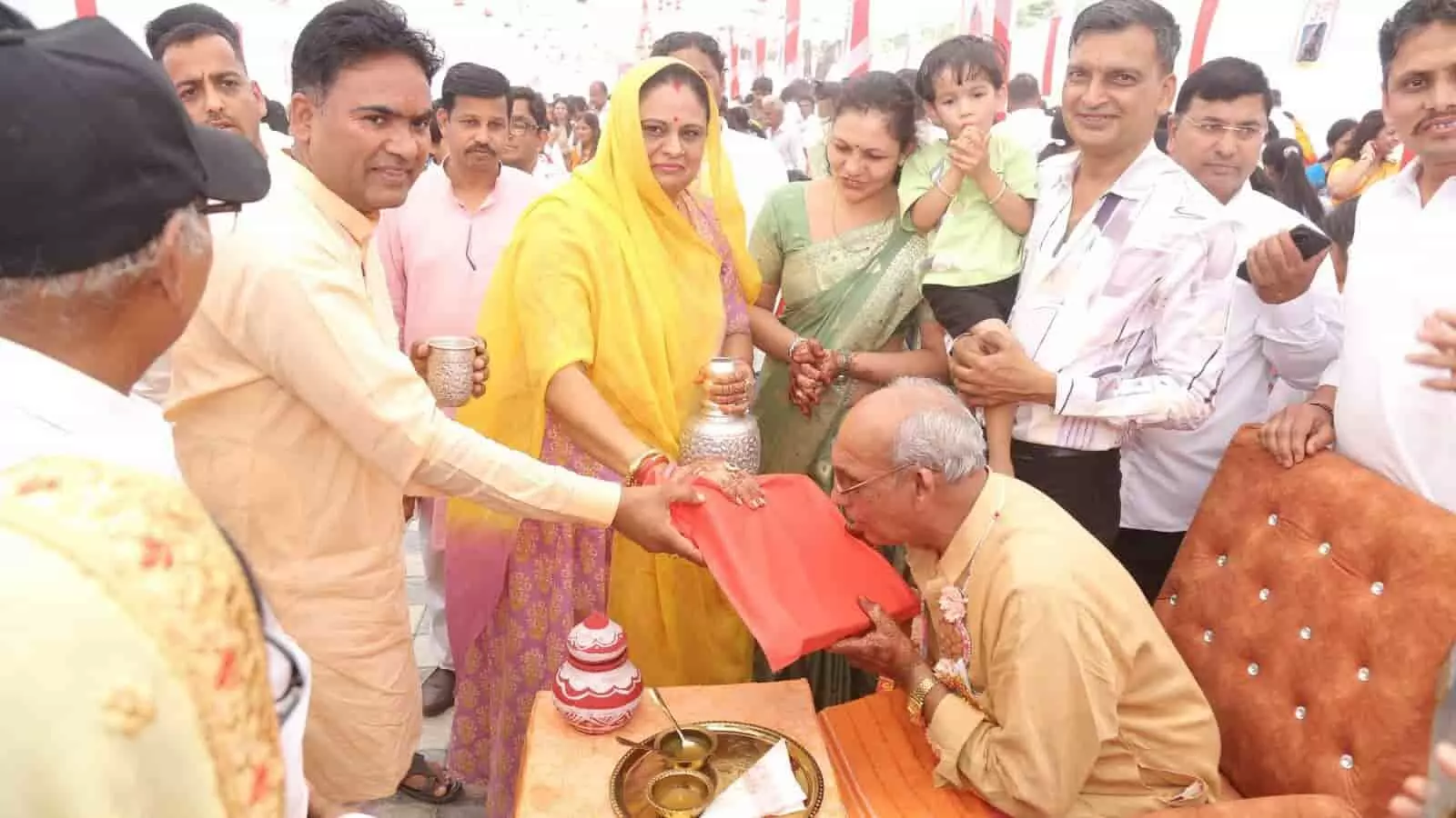चित्तौड़गढ़ के भानफोर्ट रिसॉर्ट में अक्षय तृतीया पर पारणा करते जैन तपस्वी और श्रद्धालु। चित्तौड़गढ़ के भानफोर्ट रिसॉर्ट में अक्षय तृतीया पर पारणा करते जैन तपस्वी और श्रद्धालु।