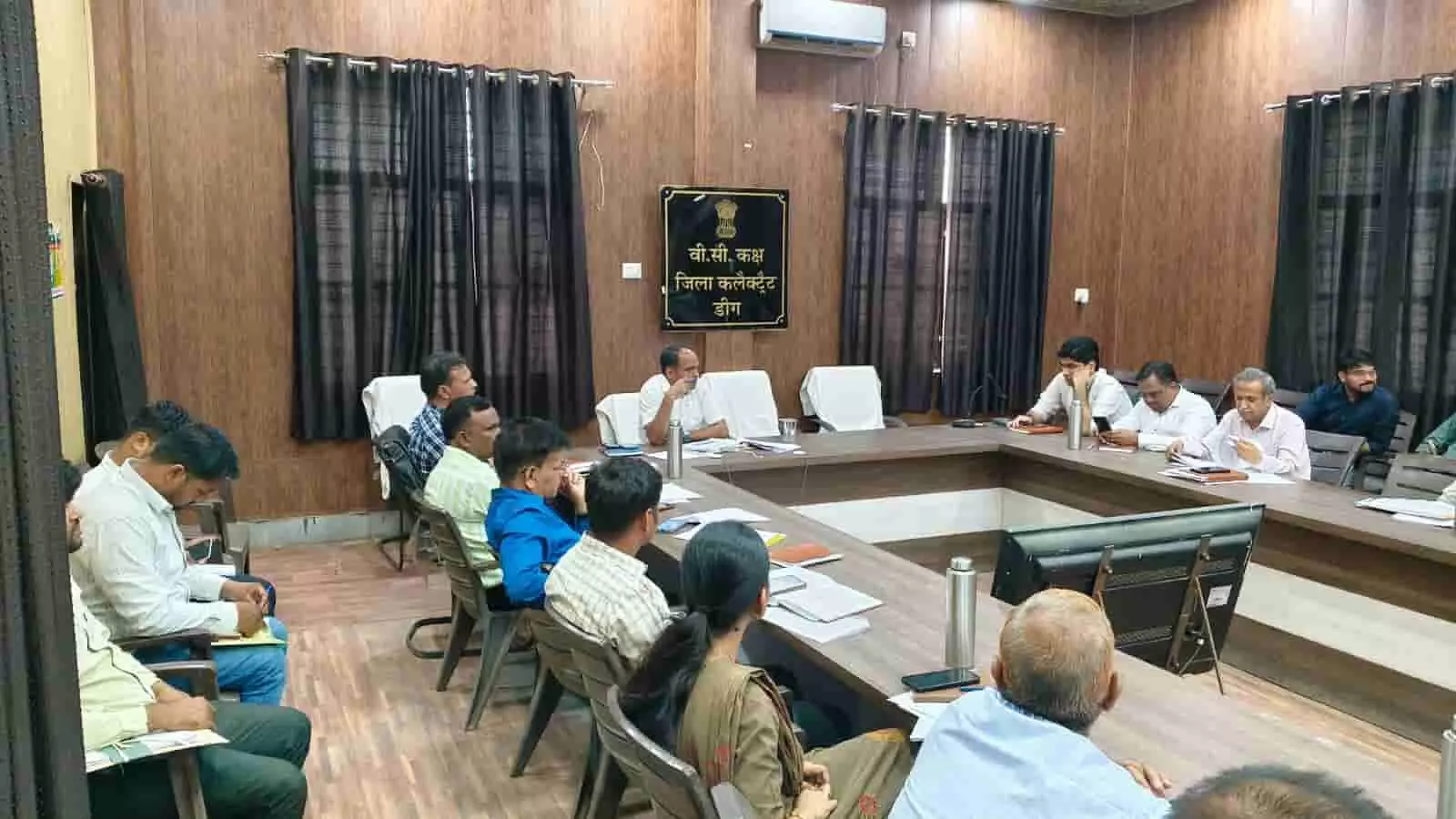पंचायत समिति सभागार डीग में अधिकारियों के साथ विकास कार्यों की समीक्षा बैठक करते अतिरिक्त जिला कलेक्टर राजकुमार कस्वां। पंचायत समिति सभागार डीग में अधिकारियों के साथ विकास कार्यों की समीक्षा बैठक करते अतिरिक्त जिला कलेक्टर राजकुमार कस्वां।