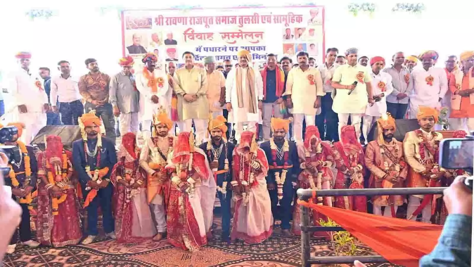 चित्तौड़गढ़ में सामूहिक विवाह सम्मेलन के मंच पर नवविवाहित जोड़ों के साथ खड़े लोकसभा अध्यक्ष ओम बिरला। चित्तौड़गढ़ में सामूहिक विवाह सम्मेलन के मंच पर नवविवाहित जोड़ों के साथ खड़े लोकसभा अध्यक्ष ओम बिरला।