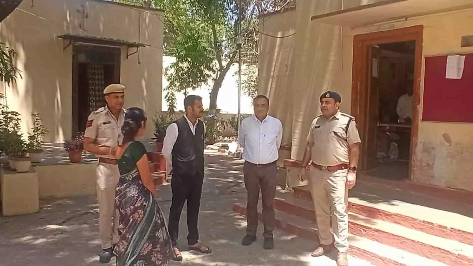 चित्तौड़गढ़ जिला जेल परिसर में निरीक्षण करते विधिक सेवा प्राधिकरण सचिव और पुलिस अधिकारी। चित्तौड़गढ़ जिला जेल परिसर में निरीक्षण करते विधिक सेवा प्राधिकरण सचिव और पुलिस अधिकारी।