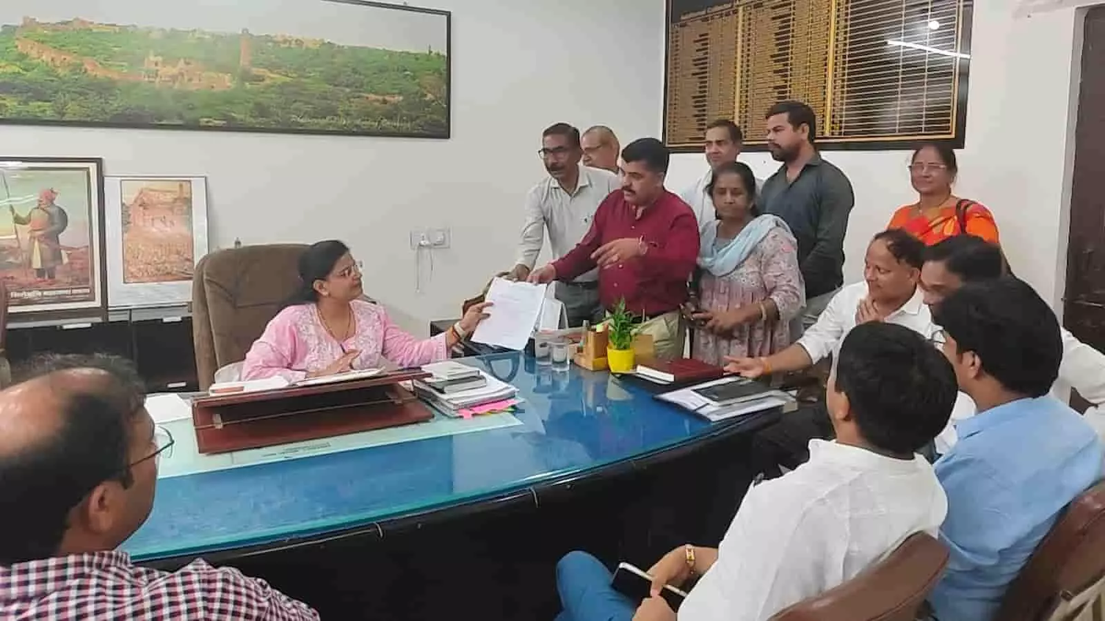 चित्तौड़गढ़ कलेक्ट्रेट में राजस्थान शिक्षक संघ के सदस्य अधिकारी को अवकाश कटौती के विरोध में ज्ञापन देते हुए।