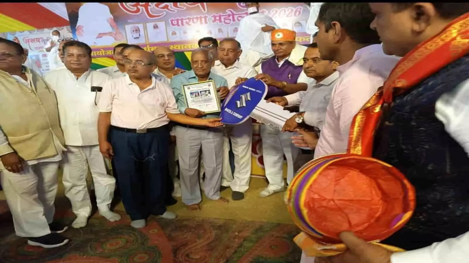 महावीर इंटरनेशनल नेत्र चिकित्सालय के लिए एम्बुलेंस की प्रतीकात्मक चाबी सौंपते हुए समाजसेवी पारस बापना और अन्य अतिथि।