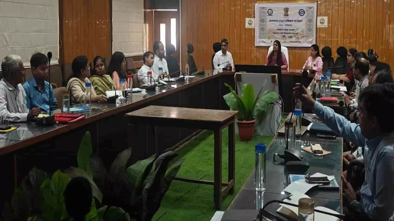 चित्तौड़गढ़ कलेक्ट्रेट सभागार में जनगणना 2027 की कार्यशाला के दौरान अधिकारियों को संबोधित करतीं जिला कलेक्टर डॉ. मंजू।