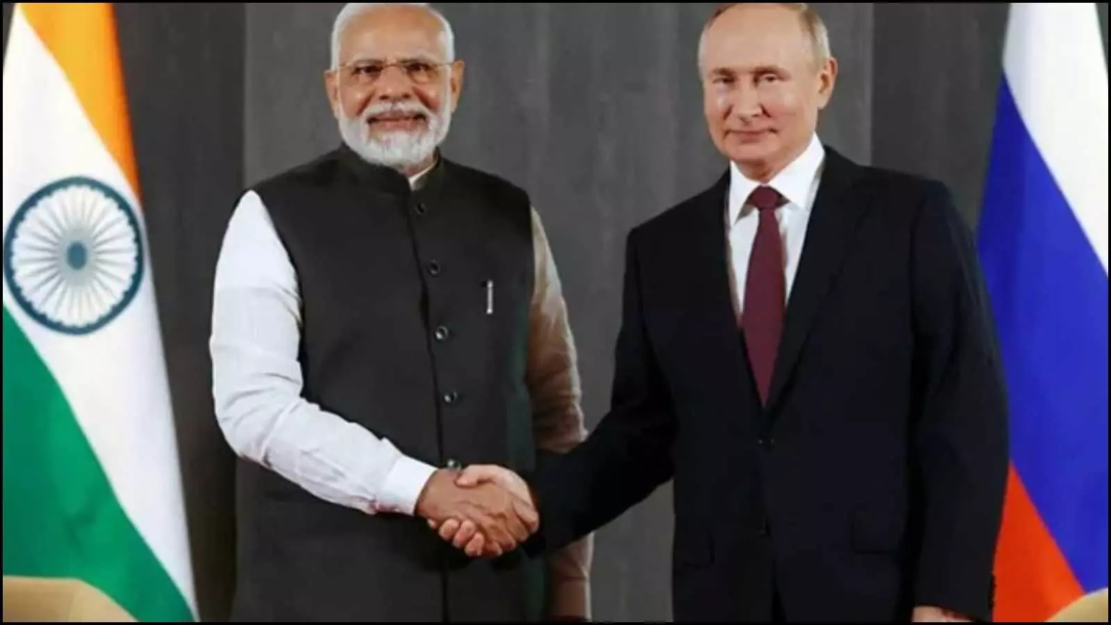 प्रधानमंत्री नरेंद्र मोदी और राष्ट्रपति व्लादिमीर पुतिन द्विपक्षीय बैठक के दौरान हाथ मिलाते हुए जो भारत रूस तेल रणनीतिक संबंधों को दर्शाता है।