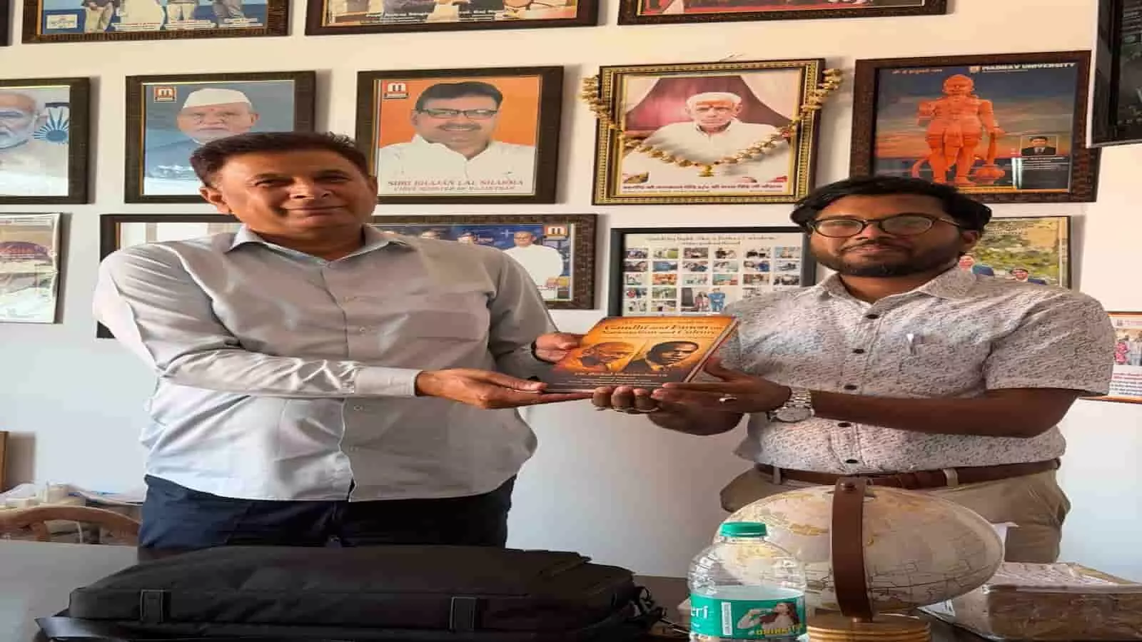 माधव विश्वविद्यालय में डॉ. बिशाल भट्टाचार्य अपनी नवीनतम अकादमिक पुस्तक चेयरमैन डॉ. राजकुमार को भेंट करते हुए।