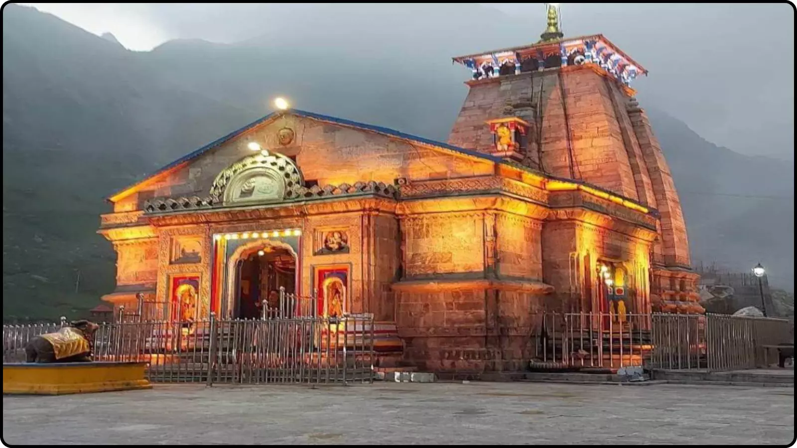 केदारनाथ मंदिर का मुख्य द्वार और शिखर उत्तराखंड की पहाड़ियों के बीच संध्या के समय।