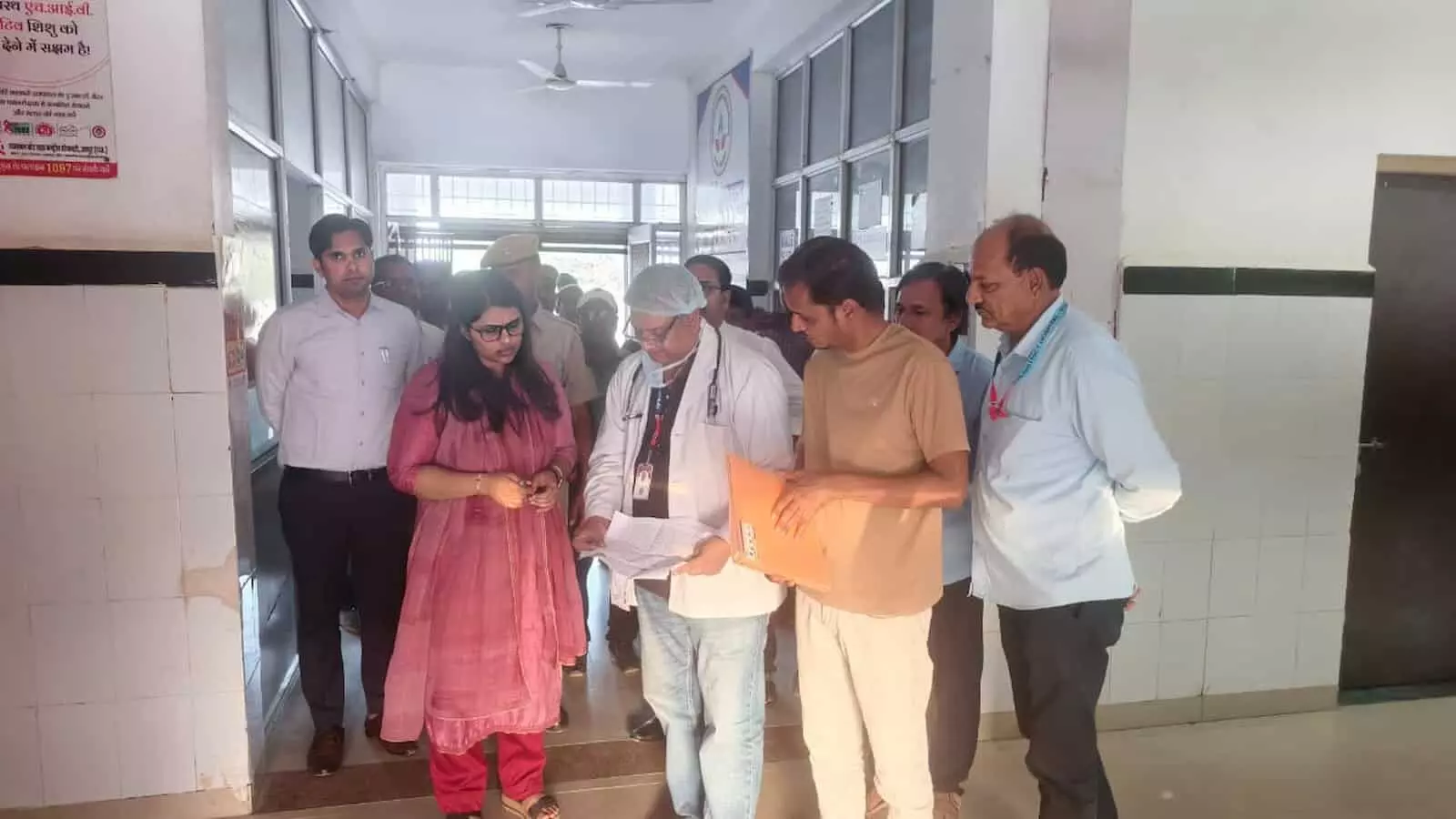 बेगुं उप जिला अस्पताल में चिकित्सा व्यवस्थाओं का जायजा लेतीं जिला कलेक्टर डॉ. मंजू चौधरी और अन्य अधिकारी।