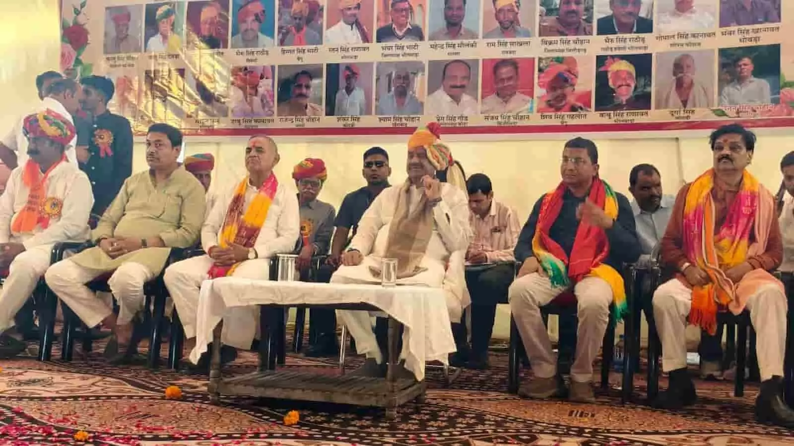 जोगणिया माता मंदिर परिसर में आयोजित सामूहिक विवाह कार्यक्रम के मंच पर बैठे लोकसभा अध्यक्ष ओम बिरला और अन्य अतिथि।