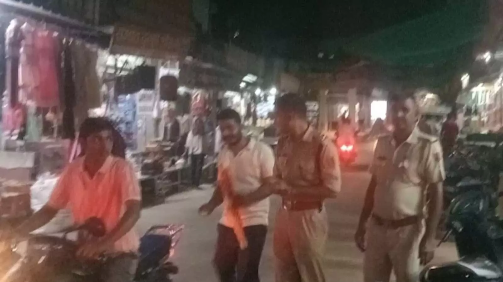 रायपुर मुख्य बाजार में पुलिसकर्मी सड़क सुरक्षा अभियान के तहत मोटरसाइकिल पर रेडियम रिफ्लेक्टर चिपकाते हुए। रायपुर मुख्य बाजार में पुलिसकर्मी सड़क सुरक्षा अभियान के तहत मोटरसाइकिल पर रेडियम रिफ्लेक्टर चिपकाते हुए।