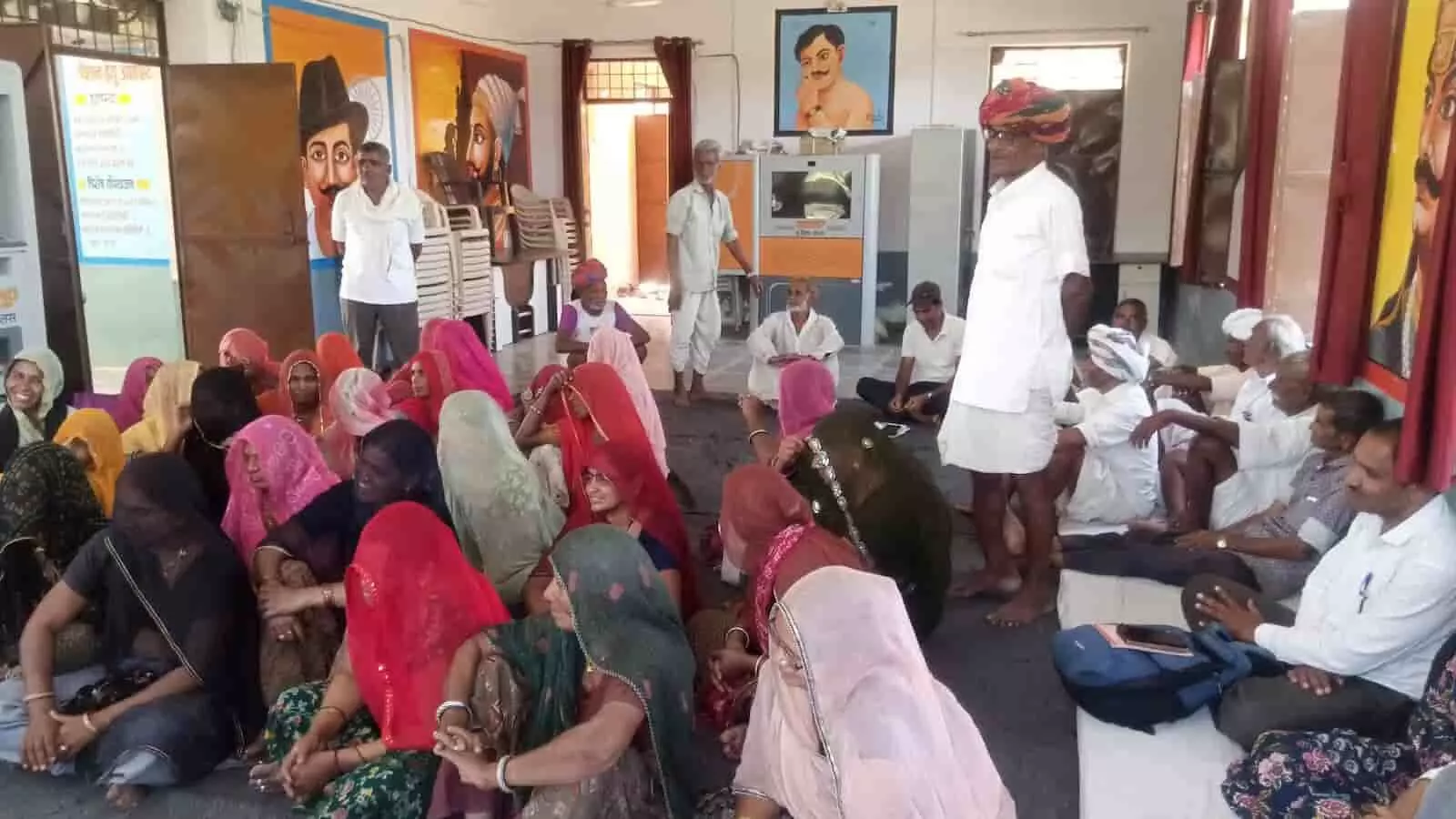 लदानी ग्राम पंचायत भवन में विकास कार्यों पर चर्चा हेतु एकत्रित ग्रामीण महिलाएं और पुरुष।