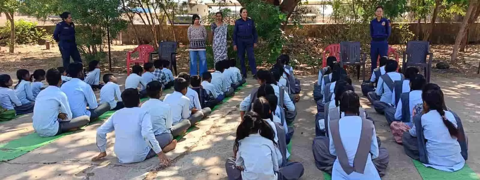 पांच इमली स्कूल में पुलिस अधिकारियों के सामने बैठी छात्राएं आत्मरक्षा प्रशिक्षण सत्र में भाग ले रही हैं। पांच इमली स्कूल में पुलिस अधिकारियों के सामने बैठी छात्राएं आत्मरक्षा प्रशिक्षण सत्र में भाग ले रही हैं।