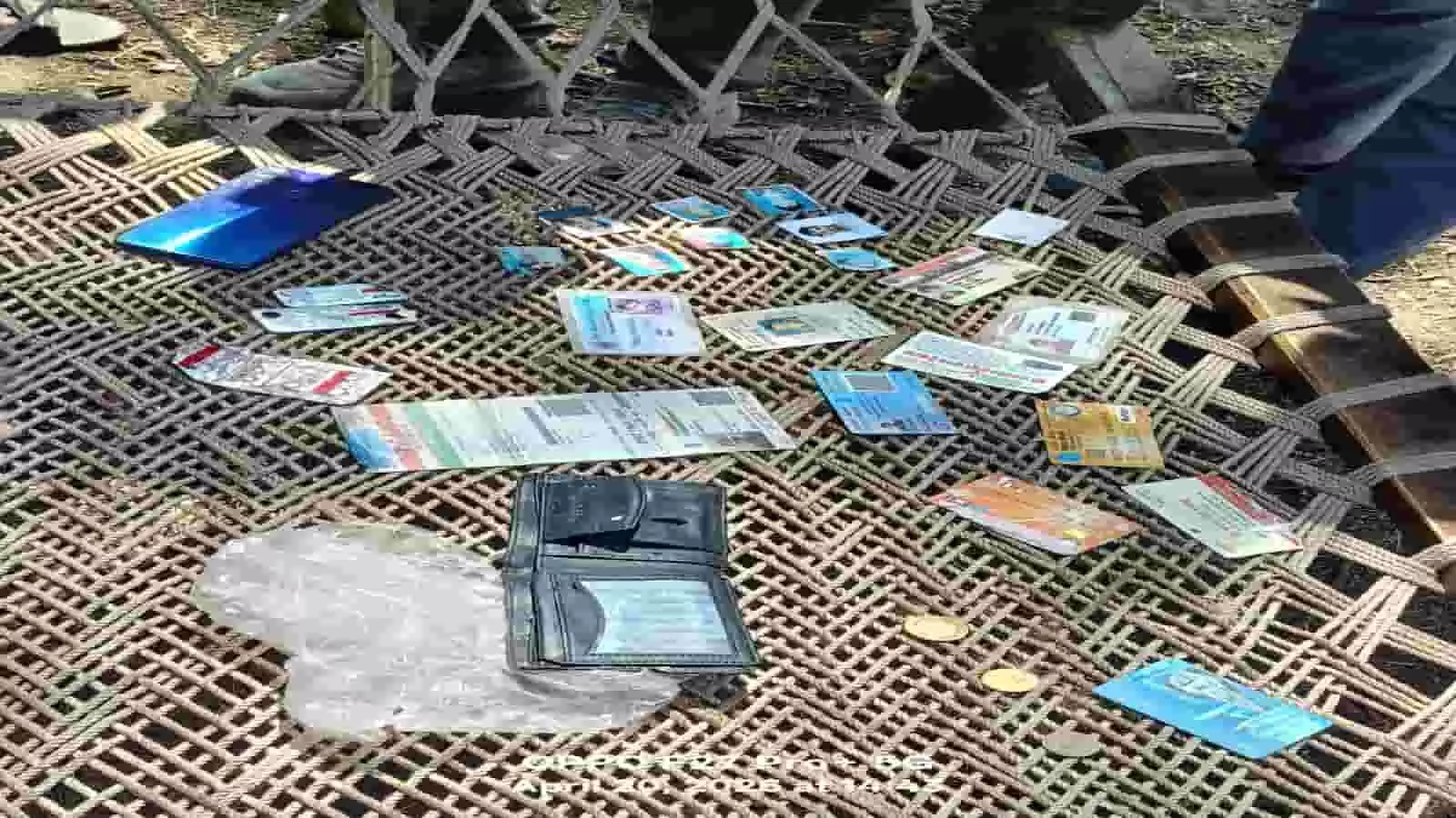 खाट पर रखे हुए डॉक्टर मोहित मछार के आधार कार्ड, पर्स, दवाइयां और मोबाइल फोन जो प्रतापगढ़ पुलिस ने कुएं से बरामद किए। खाट पर रखे हुए डॉक्टर मोहित मछार के आधार कार्ड, पर्स, दवाइयां और मोबाइल फोन जो प्रतापगढ़ पुलिस ने कुएं से बरामद किए।