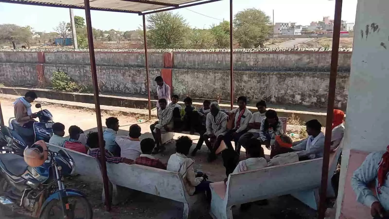 प्रतापगढ़ के वीरपुर में नदी में डूबने से हुई मौत के बाद बैठे ग्रामीण और मृतक के परिजन। प्रतापगढ़ के वीरपुर में नदी में डूबने से हुई मौत के बाद बैठे ग्रामीण और मृतक के परिजन।