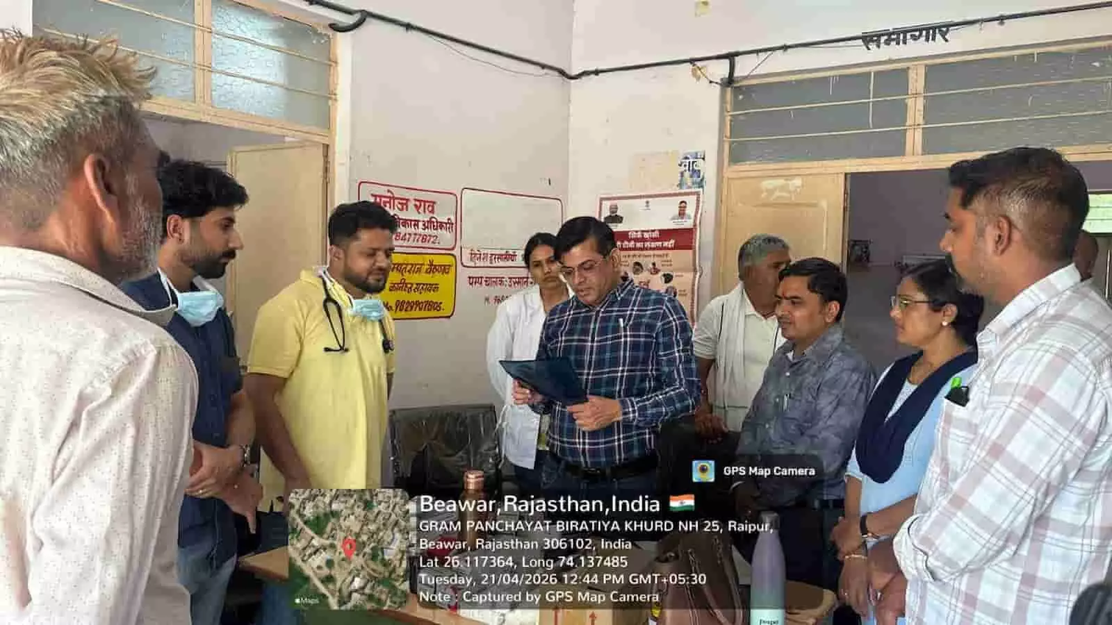 बिराटिया खुर्द स्वास्थ्य शिविर में डॉक्टर और चिकित्सा दल मोबाइल वैन के पास मरीज की एक्स-रे रिपोर्ट की जांच करते हुए। बिराटिया खुर्द स्वास्थ्य शिविर में डॉक्टर और चिकित्सा दल मोबाइल वैन के पास मरीज की एक्स-रे रिपोर्ट की जांच करते हुए।
