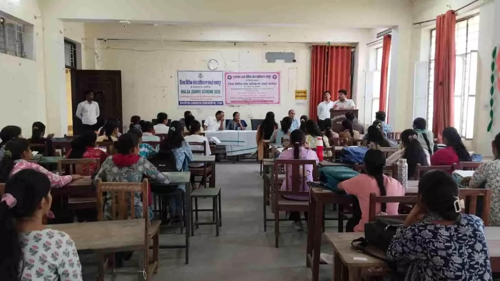 सवाई माधोपुर के राजकीय कन्या महाविद्यालय में विधिक जागरूकता शिविर के दौरान कुर्सियों पर बैठीं छात्राएं।