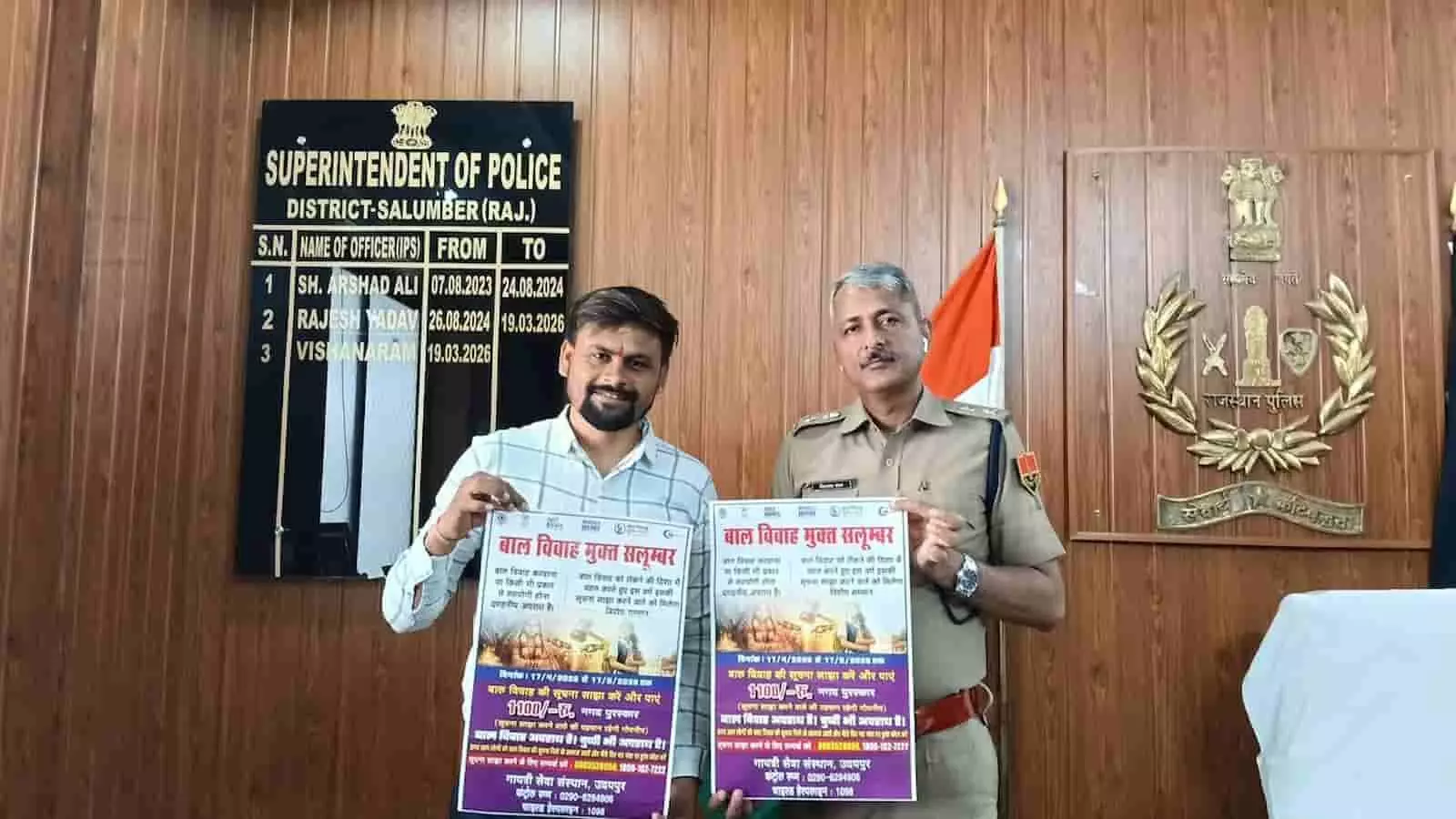 मोहनखेड़ा तीर्थ में इक्षुरस पीकर वर्षीतप का पारणा करती तपस्वी अनिता जैन।