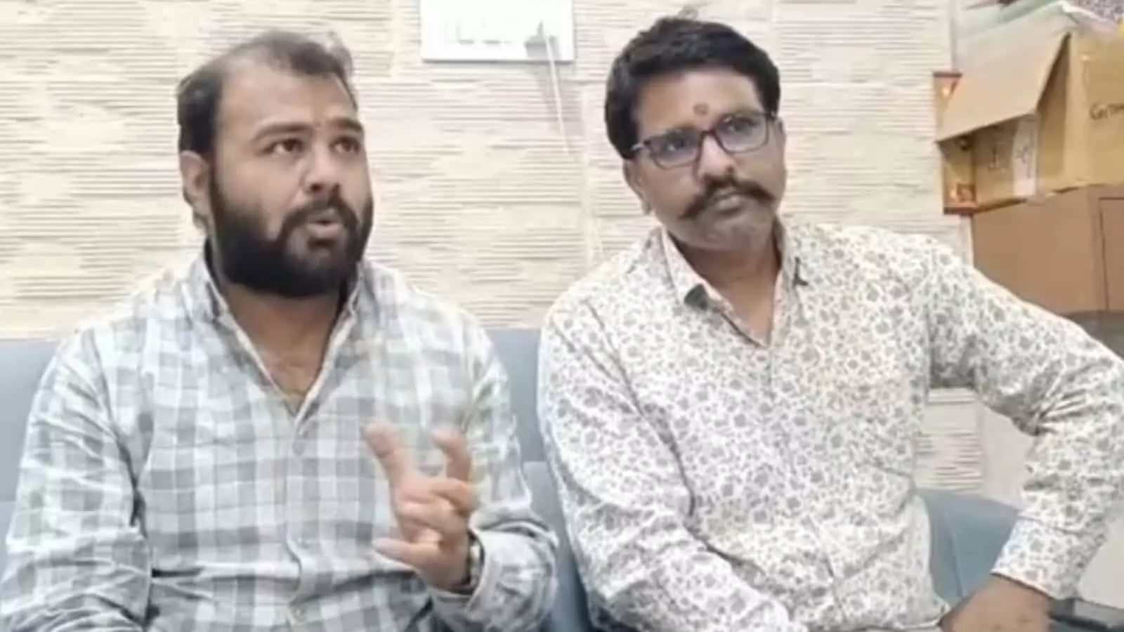 बारां में प्रेस कॉन्फ्रेंस के दौरान मीडिया से बात करते भाजपा नेता प्रशांत विजयवर्गीय और हरीश नागर।