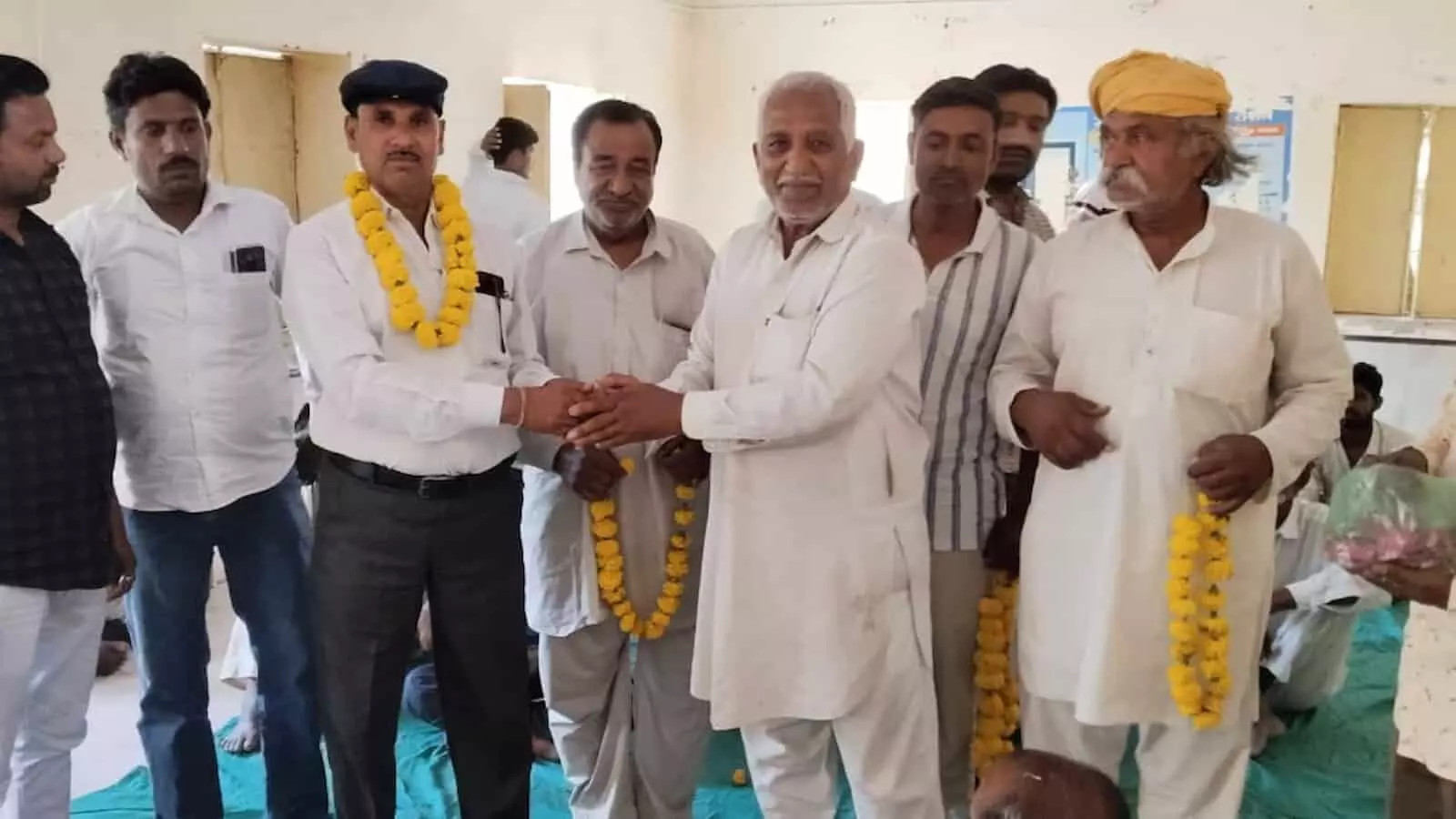 जैसलमेर में आंगनवाड़ी केंद्र के बाहर भील समाज की बैठक में उपस्थित संघर्ष समिति के पदाधिकारी और ग्रामीण। जैसलमेर में आंगनवाड़ी केंद्र के बाहर भील समाज की बैठक में उपस्थित संघर्ष समिति के पदाधिकारी और ग्रामीण।