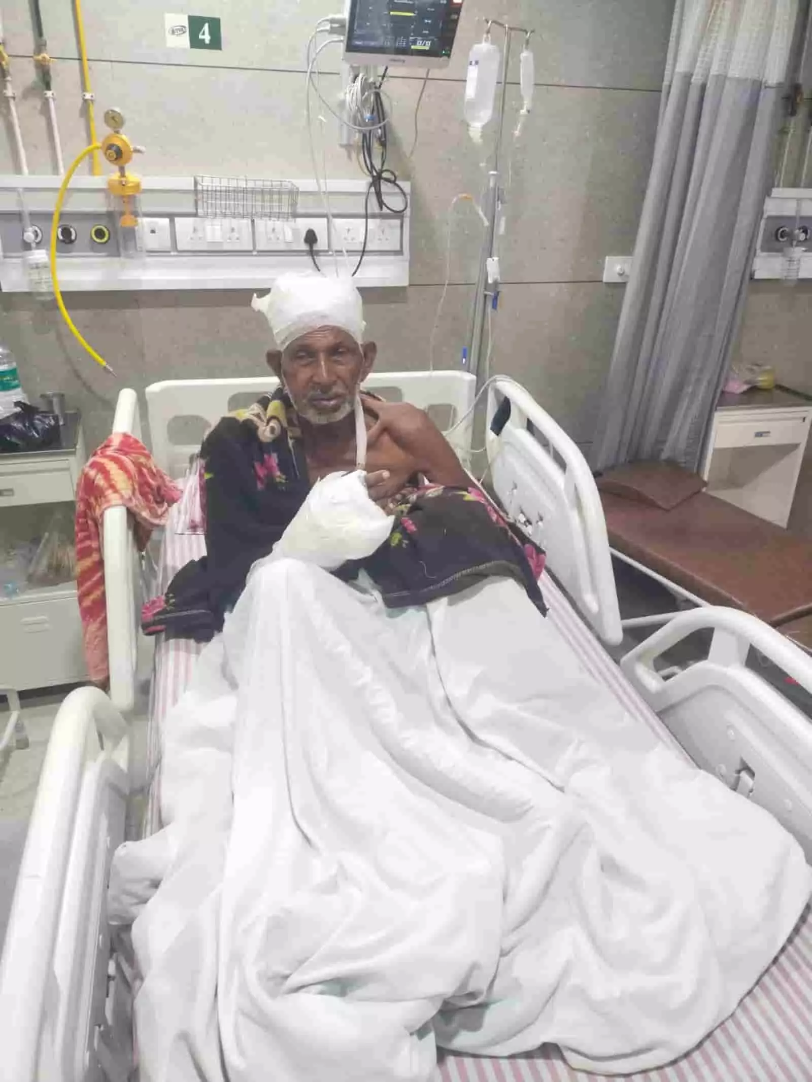 भीलवाड़ा के अस्पताल में घायल नन्दा तेली बेड पर पट्टी बंधे हुए उपचार के दौरान। भीलवाड़ा के अस्पताल में घायल नन्दा तेली बेड पर पट्टी बंधे हुए उपचार के दौरान।